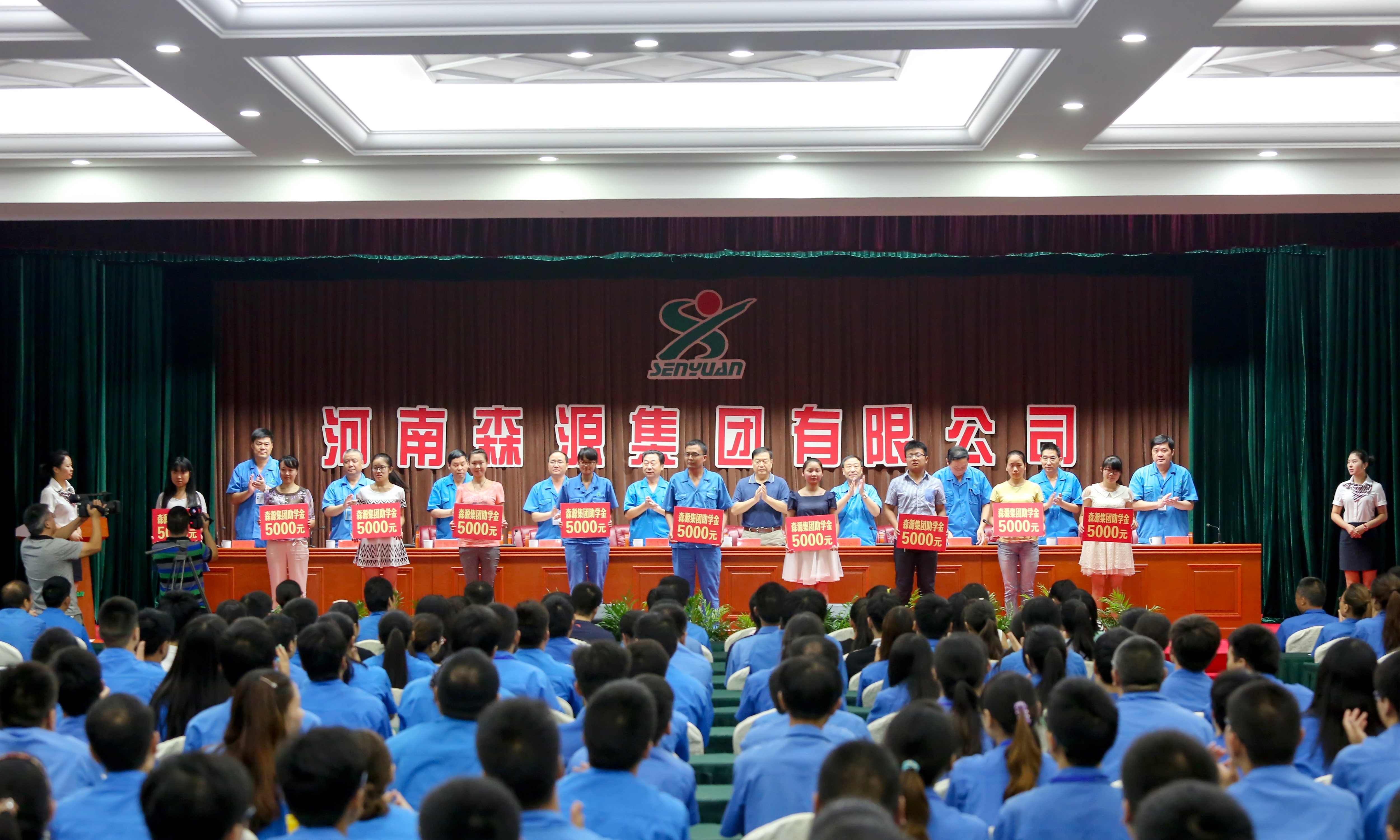 万搏(中国)_万搏(中国)集团2015年金秋助学金发放仪式隆重举行
